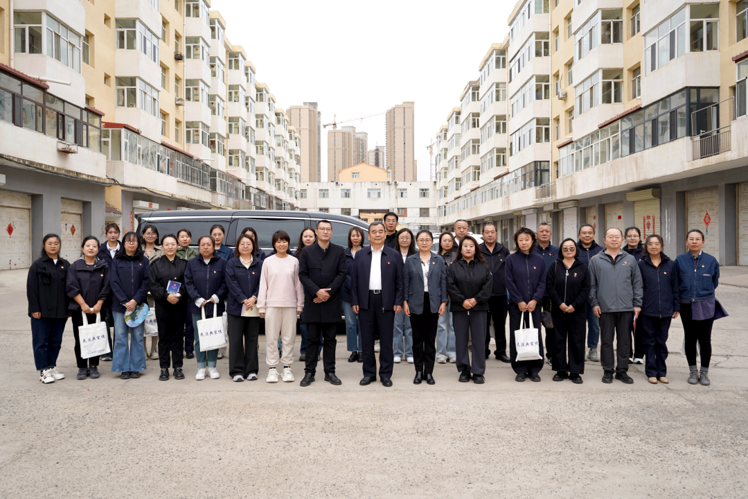 �������조˫������ ������ů���ġ��������첼��������Ժ��չ��Ա��˫�������ߡ�4��15��ȫ����Ұ�ȫ�������շ������